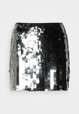 Zwarte en zilveren pailletten mini-jurk met een hoge taille en een reflecterende, glanzende oppervlakte.