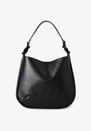 Czarna skórzana torba na ramię z zakrzywionym górnym brzegiem, wyposażona w skręcone skórzane uchwyty na paski po obu stronach.