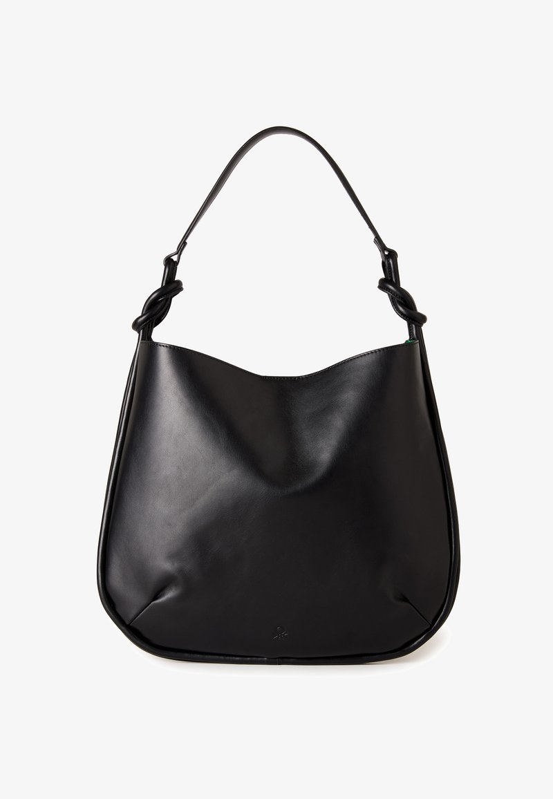 Černá kožená kabelka přes rameno s zakřiveným horním okrajem a připevněnými kroucenými koženými popruhy po obou stranách.