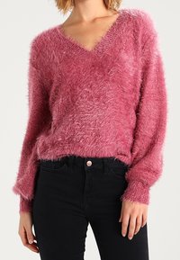 NA-KD Sweter