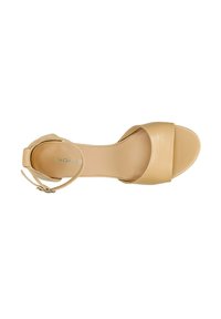 Beige Leder-Sandale mit einem breiten Vorderriemen, einem Knöchelriemen mit Schnallen-Detail und einer glatten Textur. Die Sohlen sind flach und haben ein einfaches Design.