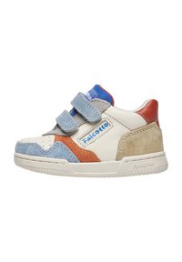 Sneakers bianchi con accentuazioni in suede blu, rosso e beige. Presentano due cinturini regolabili in Velcro e una punta perforata per la traspirabilità.