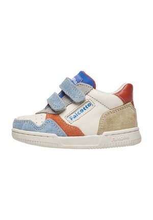 Sneakers bianchi con accentuazioni in suede blu, rosso e beige. Presentano due cinturini regolabili in Velcro e una punta perforata per la traspirabilità.