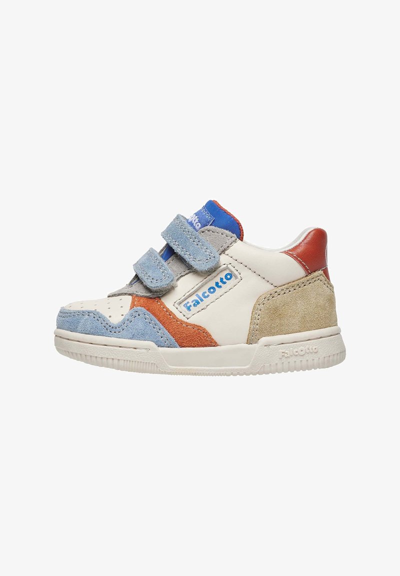 Sneakers bianchi con accentuazioni in suede blu, rosso e beige. Presentano due cinturini regolabili in Velcro e una punta perforata per la traspirabilità.