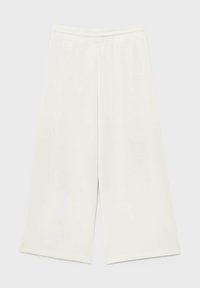 Białe, szerokie spodnie o długości 7/8 z elastycznym pasem, gładkim materiałem, bez widocznych kieszeni i ozdób.