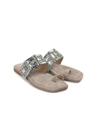 Sandali piatti in morbido suede grigio chiaro con due ampie cinghie adornate da strass trasparenti e argentati, con design a passante per le dita.