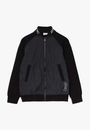 Schwarze Bomberjacke mit Reißverschluss vorne, kontrastierenden Ärmeln aus weichem Stoff, geripptem Kragen, Seitentaschen und einem aufgestickten Logo am Saum.