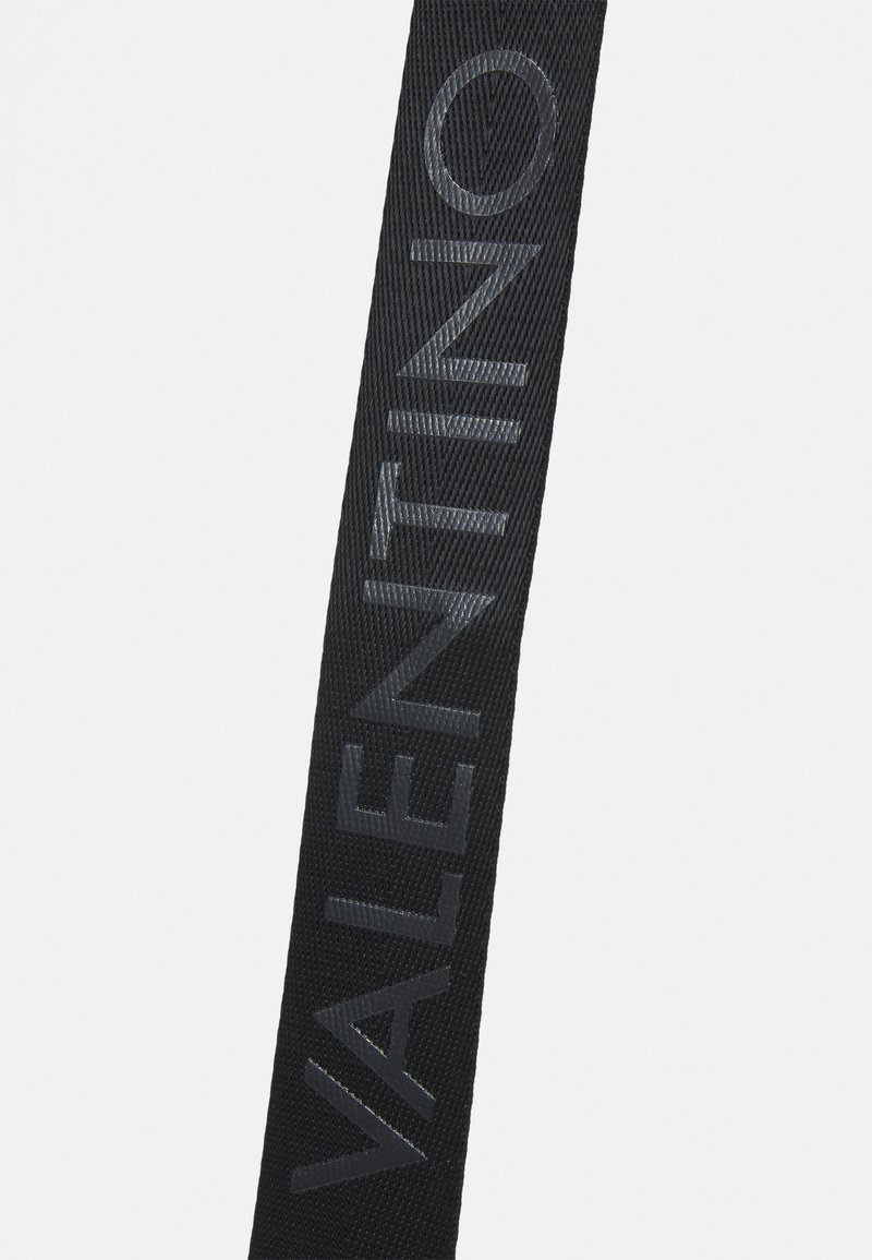 Czarny tekstylny pasek o plecionej fakturze, z wypukłym logo "VALENTINO" w kolorze szarym, o płaskim kształcie prostokątnym.