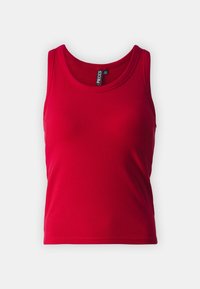 Débardeur rouge à côtes avec un col arrondi et de larges bretelles ; texture douce ; comporte une étiquette à l'intérieur indiquant la marque.