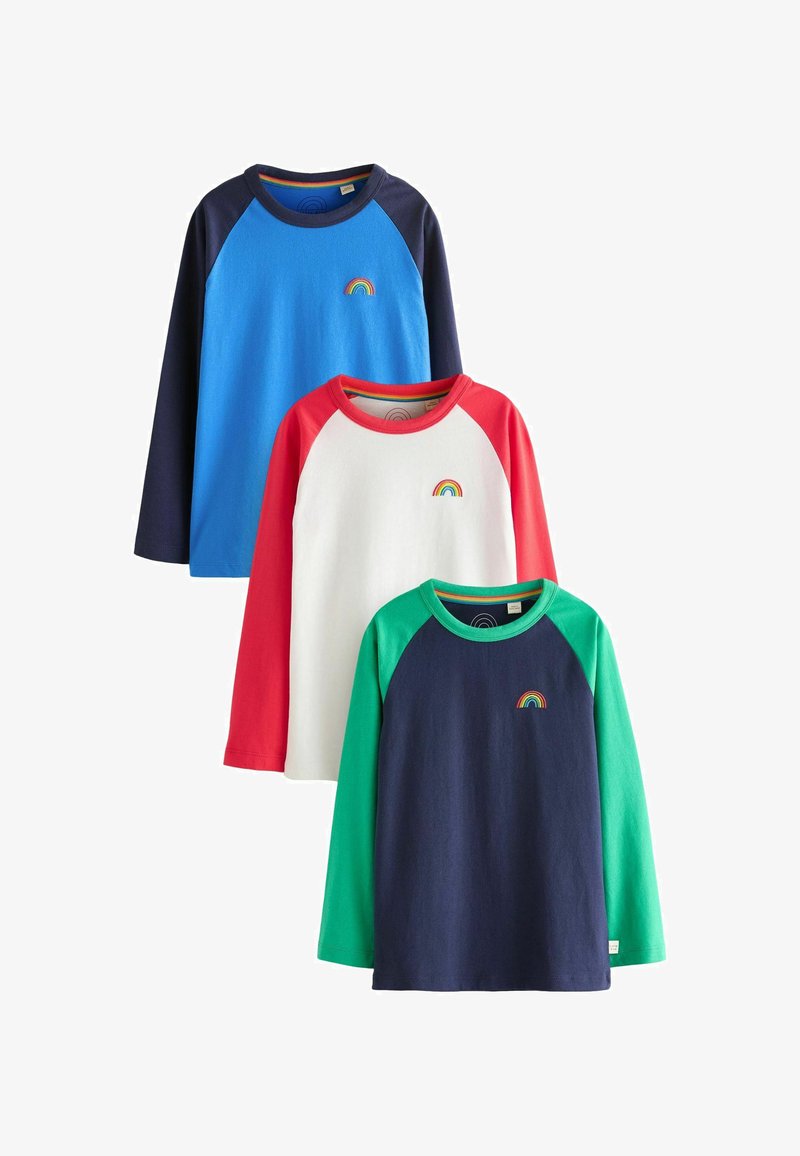 Kolm pikka varrukat särk, millel on raglan-särgid. Värvid: laevastiku sinine, sinine, valge punaste varrukatega ja roheline. Igal särgil on väike vikerkaare tikand.