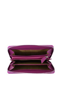 Portafoglio con zip magenta, in materiale di pelle, presenta molteplici scomparti per carte e un vano centrale con zip, con una texture liscia e hardware in argento.