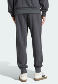 adidas Originals TRACK - Pantaloni de trening - multicolor dark grey heather