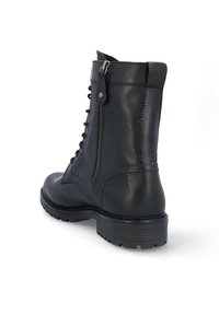 Bota de tobillo de cuero negro con cordones en la parte delantera, cremallera lateral, acabado texturizado, suela gruesa y detalles de costura de refuerzo.