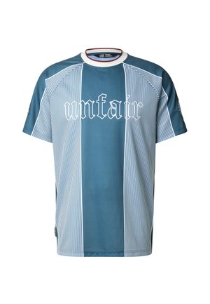 Blå og hvidt vertikalt stribet kortærmet skjorte med hvid gotisk tekst "unfair" tværs over brystet og en hvid krave med rød inderside.