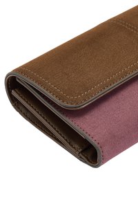 Dwukolorowy portfel w odcieniach brązu i różu, wykonany z gładkiej skóry oraz zamszu. Kompaktowy, prostokątny kształt z widocznymi przeszyciami i detalami.