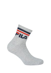 Grå bomuldsstrømpe med ribbet struktur, der har røde og marineblå striber øverst samt "FILA"-logo i mørkeblå. Ankellængde design.