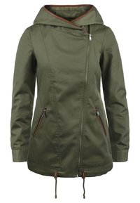 Oliivinvihreä hupullinen takki, jossa diagonaalinen etuvetoketju, kaksi sivutaskua ruskeilla yksityiskohdilla ja säädettävät nauhat helmassa.