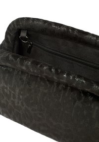 Czarna torba z miękkiego materiału, z delikatnym wzorem w panterkę. Posiada wewnętrzną kieszeń zapinaną na zamek.