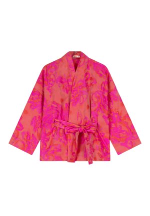 Kimono-stijl jas in roze en fuchsia, met een bloemenpatroon, lange mouwen en een taillekoord voor aanpassing. Glad stoftextuur.