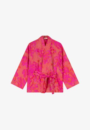 Kimono-stijl jas in roze en fuchsia, met een bloemenpatroon, lange mouwen en een taillekoord voor aanpassing. Glad stoftextuur.