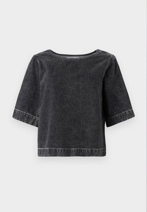 Fekete farmer póló rövid ujjakkal, kerek nyakkivágással és enyhén bő szabással. Jellemzője a látható varrás és a texturált felület.