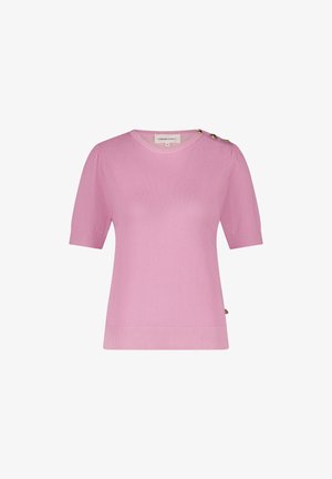 Lichtroze sweater met korte mouwen en een ronde hals, geribbelde zoom en decoratieve gouden knopen op de linkerschouder. Zachte, gebreide textuur.