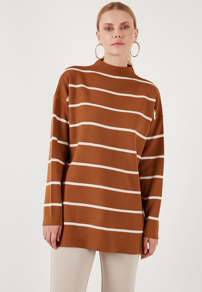 Pulover maro cu dungi albe orizontale, gât înalt, croială oversized, textură tricotată medie și cusături de umăr căzute.