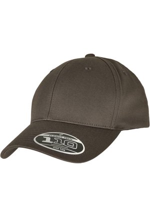 Mørkebrun baseballkasket med en rund krone og buet skygge. Den har et Flexfit Tech-logo på en lap og broderede ventilationshuller.