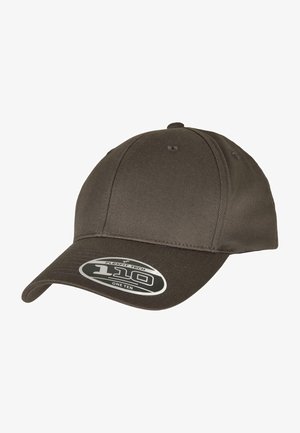 Casquette de baseball brun foncé avec une couronne arrondie et une visière courbée. Présente un logo Flexfit Tech sur un patch et des trous de ventilation cousus.