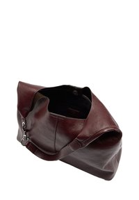 Burgundowa skórzana torba na ramię o swobodnym fasonie, z górnym zamknięciem na zamek błyskawiczny i pojedynczym, regulowanym paskiem. Gładka faktura z delikatnym połyskiem.