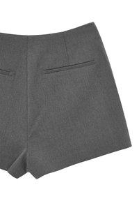 Pantaloni corti grigi su misura con una leggera texture, taglio dritto e due tasche posteriori con una finitura lucida.