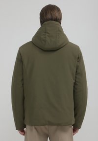 Olivgrüne Kapuzenjacke mit glatter, matter Oberfläche und tailliertem Schnitt. Verfügt über eine verstellbare Kapuze und Nahtdetails auf der Rückseite.