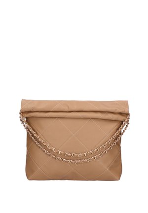 Beige gesteppte Leder-Clutch mit gefaltetem Oberteil, ausgestattet mit zwei Kettenriemen in goldfarbener Ausführung und weißen Nähten.
