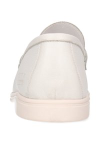 Zapato blanco de cuero tipo mocasín con textura suave, parte trasera redondeada, tacón ligero y detalles mínimos de costura. Suela de goma blanca lisa.