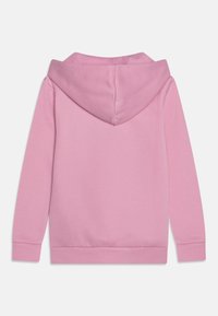 Sudadera con capucha rosa, fabricada en algodón suave, de mangas largas, con puños y dobladillo acanalados, presenta una costura central en la parte posterior y una capucha redondeada.