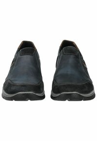 Zapatos de cuero negro con un acabado liso y acentos de ante, que presentan una puntera redonda, un perfil bajo y detalles de costura en contraste.