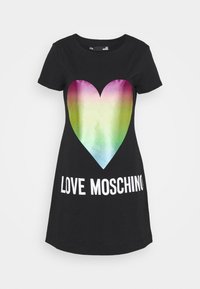 Abito t-shirt nero con una grande grafica a forma di cuore in gradiente di rosa, verde e blu, con il testo "LOVE MOSCHINO" in bianco bold.