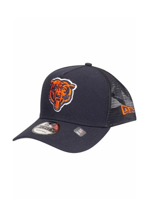 Marineblaue Baseballmütze mit Netzseiten, auf der Vorderseite mit einem gestickten orangefarbenen Bärenlogo. Hergestellt aus Stoff mit einem flachen Schirm. Verstellbare Größe.