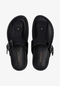 Sorte lædersandaler med en bred rem og en metalspænde, glat overflade og formet fodseng for komfort. VENEZIA-branding inkluderet.