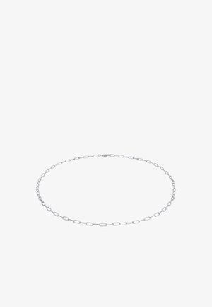 Collier en chaîne argentée avec des maillons ovales allongés, une texture métallique lisse et un fermoir simple, créant un design minimaliste.