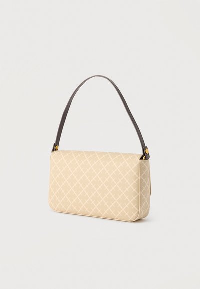 Μπεζ ορθογώνια τσάντα χειρός με διακριτικό διαμάντι μοτίβο και έναν μόνο σκούρο ιμάντα συνδεδεμένο με χρυσά μεταλλικά στοιχεία.