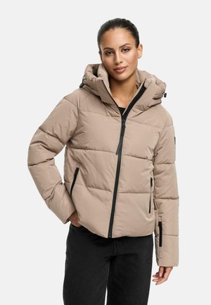 Beige pufferjack met een ritssluiting aan de voorkant, een aangehechte capuchon en zwarte accenten. Kenmerken zijn de horizontale gestikte textuur en zijzakken.