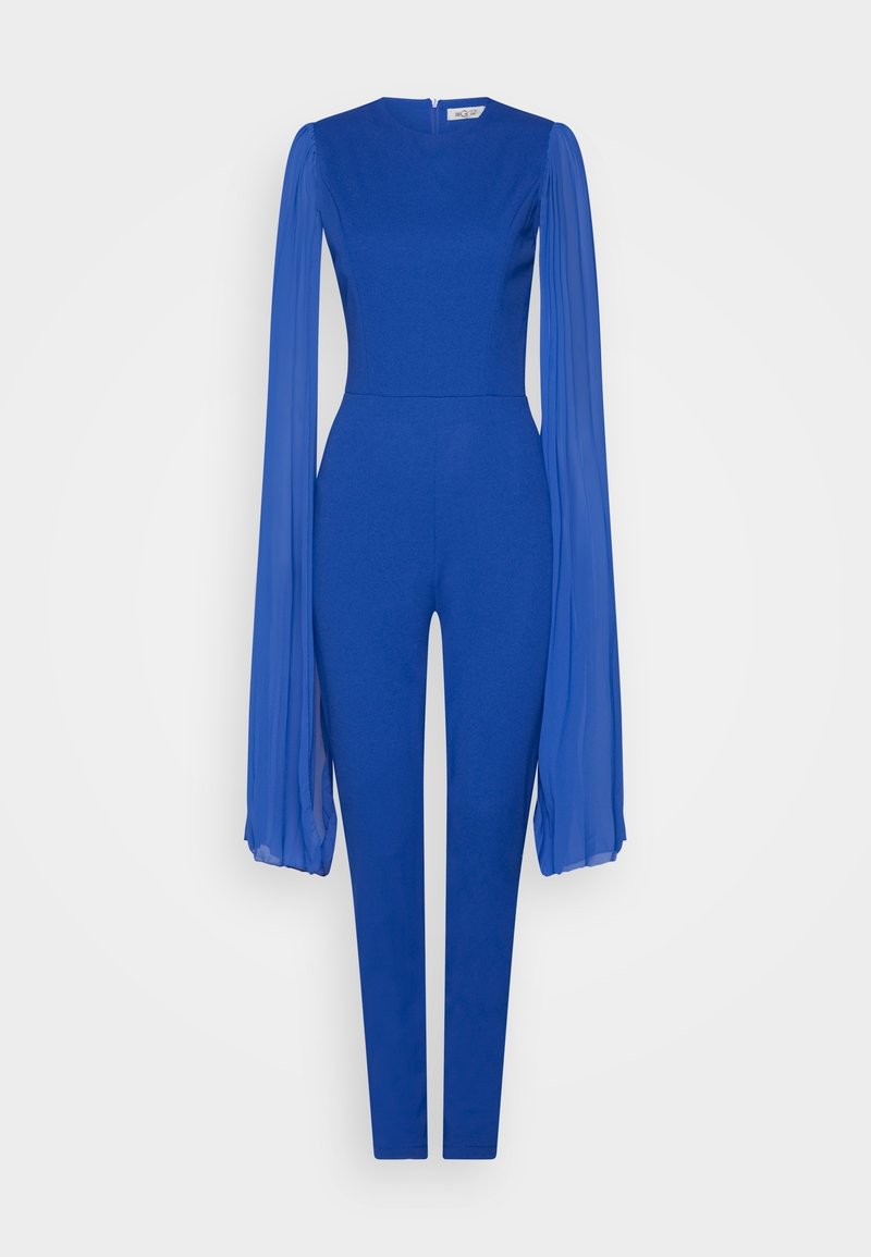 Combinaison bleue avec un corsage ajusté et de larges manches plissées en chiffon. Elle présente un col montant et une fermeture éclair au dos.