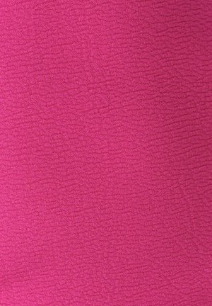 Tessuto fucsia testurizzato con una superficie decorata da sottili linee ondulate, creando un aspetto tattile. Materiale liscio e leggero.