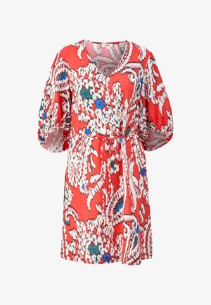 Rode jurk met een V-halslijn, pofmouwen en een strikceintuur, met een wit en blauw bloemenpatroon op gestructureerde stof.