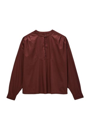 Chemise bordeaux à boutons avec des manches longues, texture ribbed, col rond et détails plissés aux épaules et dans le dos.