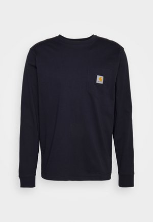 Langærmet navy blå T-shirt lavet af bomuld, med en brystlomme med et logo-patch. Lige kant og ribbede manchetter.