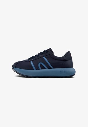Zapatilla deportiva azul marino con detalles en azul claro, parte superior de tejido suave, puntera redondeada, suela de goma texturizada y ojales para los cordones.