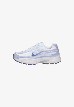Witte en lichtpaarse Nike hardloopschoen met veters, gedempte zool en getextureerde grip, van opzij getoond op een witte achtergrond.
