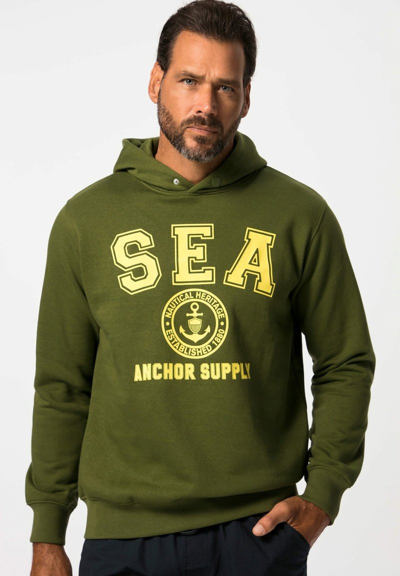 Felpa verde oliva con tasca frontale, con la scritta gialla "SEA" e "ANCHOR SUPPLY". Tessuto morbido con finitura testurizzata e cappuccio con cordino.